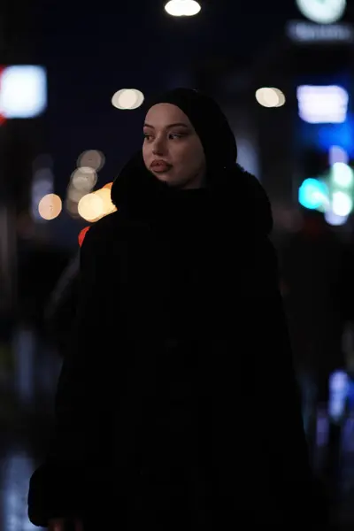 Muslimská Žena Kráčí Městské Ulici Chladné Zimní Noci Sobě Hidžáb — Stock fotografie
