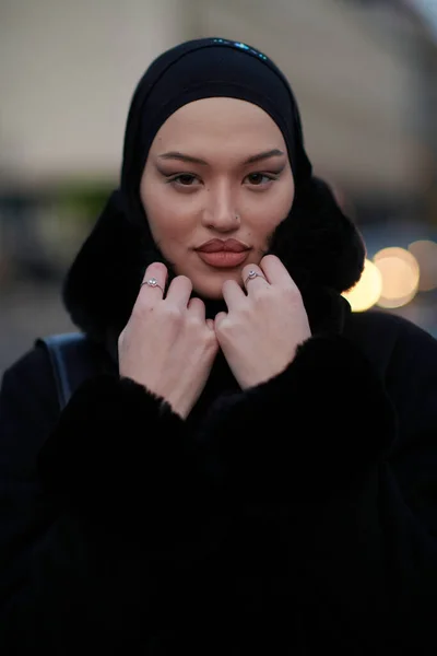 Μουσουλμάνα Γυναίκα Περπατά Αστικό Δρόμο Μια Κρύα Χειμωνιάτικη Νύχτα Φορώντας — Φωτογραφία Αρχείου