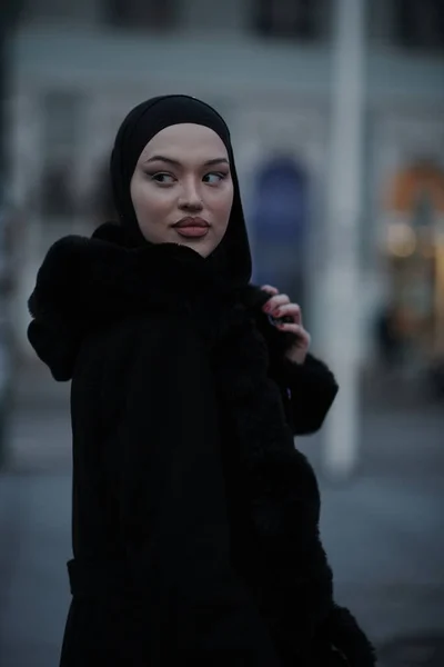 Mujer Musulmana Caminando Una Calle Urbana Una Fría Noche Invierno — Foto de Stock