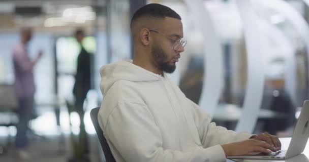 사무실 환경에서 아프리카계 미국인 사업가는 자신의 노트북에서 열심히 작업하고 자신의 — 비디오