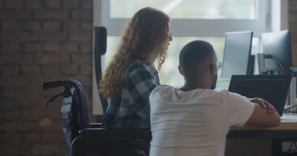 Afro Amerikan Adamı Turuncu Saçlı Modern Bir Kadını Bilgisayar Kullanarak — Stok video