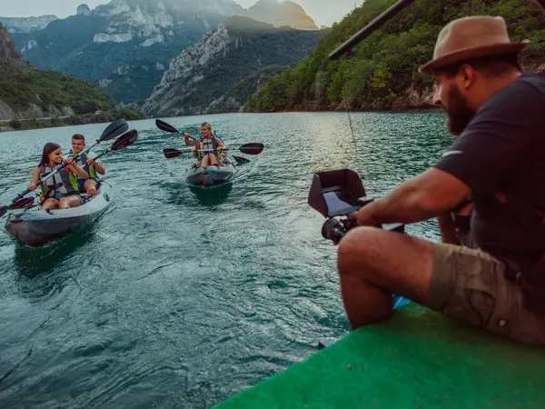 Vidéaste Enregistrant Groupe Amis Faisant Kayak Ensemble Explorant Des Canyons — Photo
