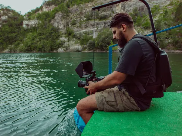 Videograf Spelar Grupp Vänner Som Paddlar Tillsammans Och Utforskar Flodkanjoner — Stockfoto