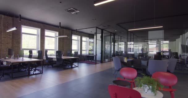 내에서 사무실로 구성된 현대적인 스타트업 센터는 최첨단 공간의 세련되고 혁신적이며 — 비디오