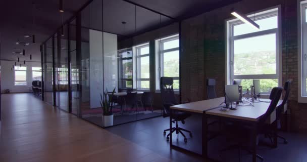 现代创业中心由当代企业环境中的玻璃办公室组成 彰显了尖端工作空间的流畅 创新和简约的设计美学 — 图库视频影像