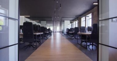Modern başlangıç merkezleri çağdaş bir kurumsal ortamda cam ofislerden oluşur, modern bir çalışma alanının gösterişli, yenilikçi ve minimalist tasarım estetiğini vurgularlar. 