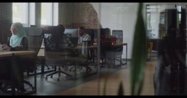 Çeşitli iş arkadaşları, modern bir girişim ofisindeki iş arkadaşları tarafından çevrelenmiş, takım çalışması, yenilik ve sorun üzerine tartışmalara giriyorlar.