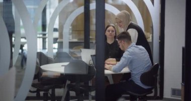  Çeşitli meslekdaşlardan oluşan bir grup, takım çalışması, üretkenlik ve dinamik bir şirket ortamını örnek alarak, modern bir ofiste çeşitli iş görevlerini birlikte ve verimli bir şekilde yerine getiriyor.