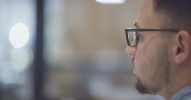 Närbild Manlig Affärsman Fångar Hans Intensiva Fokus När Han Uppmärksamt — Stockvideo