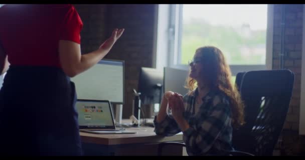Modern Üzletasszonyok Csoportja Dinamikus Párbeszédet Folytat Együttműködik Projektekben Együttműködik Annak — Stock videók