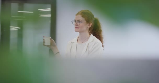 Nowoczesna Bizneswoman Żywymi Pomarańczowymi Włosami Robi Sobie Odświeżającą Przerwę Kawę — Wideo stockowe