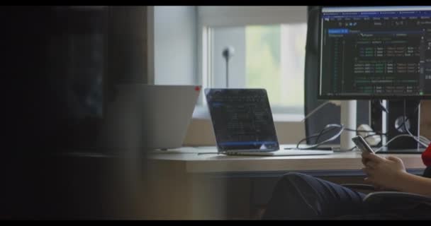 현대적인 사업가는 그녀의 근무일 유지하기 그녀의 스마트 사용하여 사무실에서 휴식을 — 비디오
