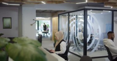 Girişim alanında beyin fırtınası yapan bir grup iş adamı iş projelerini, yatırımları ve sorunları çözmeyi tartışıyor.