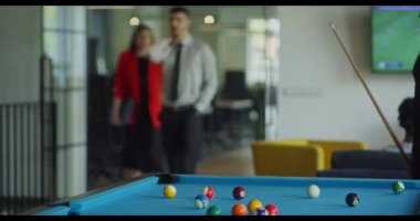 Çeşitli girişimci grupları, bilardo ve video oyunları, modern ofis ortamında takım bağlarını geliştirme ve gevşeme gibi çeşitli oyunlardan zevk almak için işe ara veriyor.