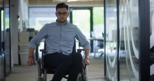 Uma Grande Corporação Moderna Empresário Uma Cadeira Rodas Navega Por — Vídeo de Stock