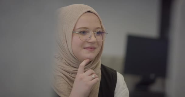 Una Oficina Moderna Una Empresaria Musulmana Que Usa Hiyab Sienta — Vídeo de stock
