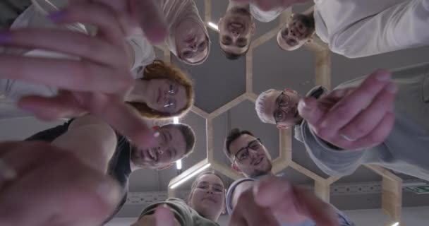 Modern Bir Ofiste Genç Adamlarından Oluşan Bir Grup Sıcak Kucaklayıcı — Stok video