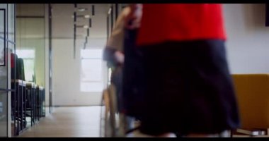 Tekerlekli sandalyedeki Afrikalı Amerikalı işadamı, meslektaşı ile mesleki bir tartışmaya giriyor, çeşitli iş sorunlarını ele alıyor ve kapsamlı ve çeşitli modern çözümleri araştırıyor.