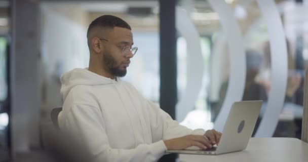 사무실 환경에서 아프리카계 미국인 사업가는 자신의 노트북에서 열심히 작업하고 자신의 — 비디오