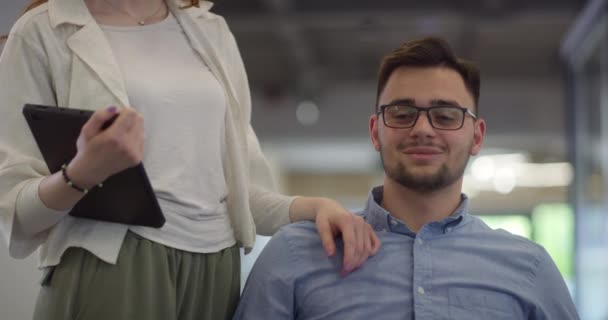 Junge Geschäftskollegen Kollaborative Geschäftskollegen Einschließlich Einer Person Rollstuhl Gehen Einem — Stockvideo