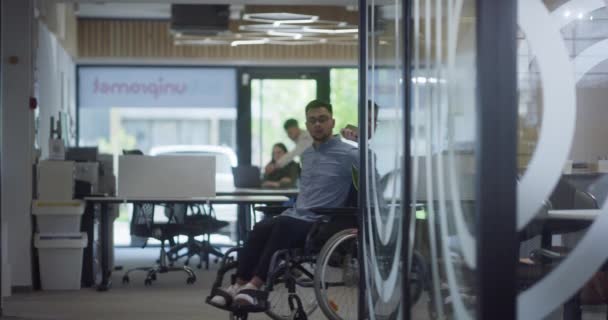 Genç Arkadaşları Işbirlikçi Arkadaşları Aralarında Tekerlekli Sandalyedeki Bir Kişinin Bulunduğu — Stok video