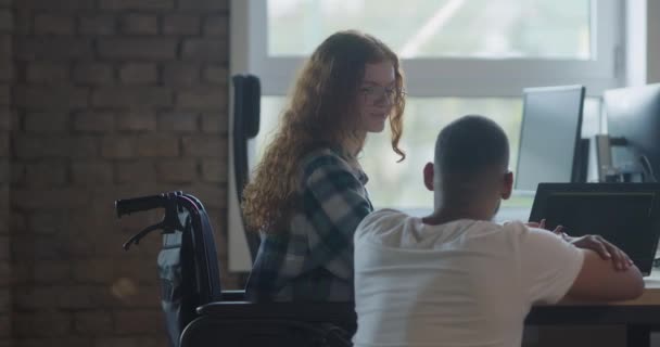 一位非洲裔美国男性商人和一位拥有橙色头发的现代女商人在办公室里用笔记本电脑进行交流 分析商业挑战 — 图库视频影像