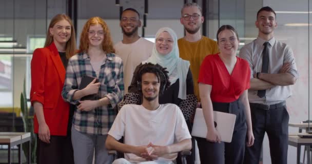 Groupe Diversifié Jeunes Gens Affaires Rassemble Sein Bureau Vitré Moderne — Video