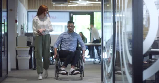 비즈니스 비즈니스 휠체어를 사람을 사무실 복도를 다양성 팀워크 부여에 — 비디오