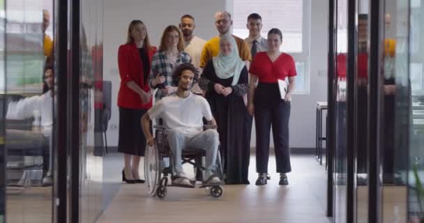 Různorodá Skupina Mladých Podnikatelů Shromažďuje Moderních Sklářských Kancelářích Které Mají — Stock video