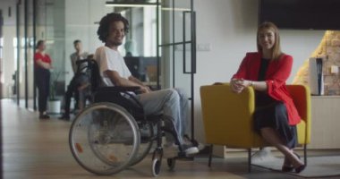 Tekerlekli sandalyedeki Afrikalı Amerikalı işadamı, meslektaşı ile mesleki bir tartışmaya giriyor, çeşitli iş sorunlarını ele alıyor ve kapsamlı ve çeşitli modern çözümleri araştırıyor.