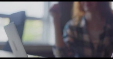 Modern iş kadınlarından oluşan bir ekip dinamik bir tartışmaya girişiyor, projeler üzerinde işbirliği yapıyor ve iş sorunlarına yenilikçi çözümler bulmak için birlikte çalışıyorlar.. 