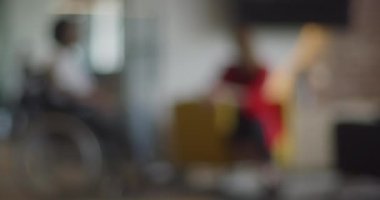 Tekerlekli sandalyedeki Afrikalı Amerikalı işadamı, meslektaşı ile mesleki bir tartışmaya giriyor, çeşitli iş sorunlarını ele alıyor ve kapsamlı ve çeşitli modern çözümleri araştırıyor.