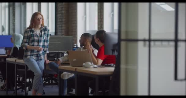 Çeşitli Arkadaşları Modern Bir Girişim Ofisindeki Arkadaşları Tarafından Çevrelenmiş Takım — Stok video