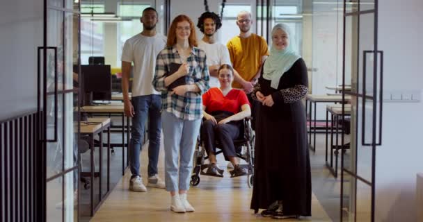 Mångsidig Grupp Unga Affärsmän Samlas Ett Modernt Startups Glastätt Kontor — Stockvideo