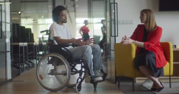Africký Americký Podnikatel Invalidním Vozíku Zapojuje Profesionální Diskuse Svým Kolegou — Stock video