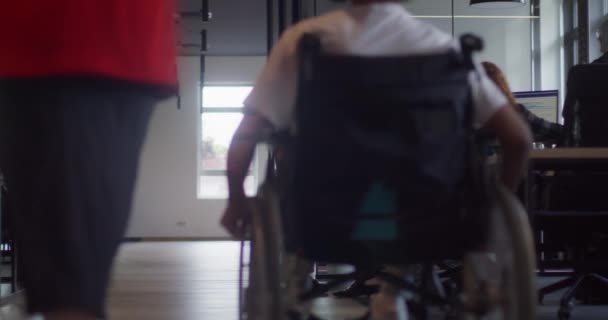 Афроамериканский Бизнесмен Инвалидной Коляске Участвует Профессиональной Дискуссии Своим Коллегой Рассматривая — стоковое видео