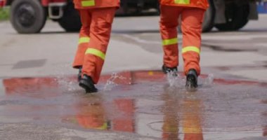 İtfaiyecilerden oluşan özel bir ekip bir itfaiye aracından hortumları alıyor ve tehlikeli bir tehlikeyle mücadele etmedeki cesaret ve profesyonel uzmanlıklarını sergileyerek, yanan bir yangını söndürmek için tehlikeli bir göreve çıkıyorlar.