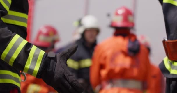 Een Team Van Brandweerlieden Komt Samen Hun Vreugde Opluchting Vieren — Stockvideo