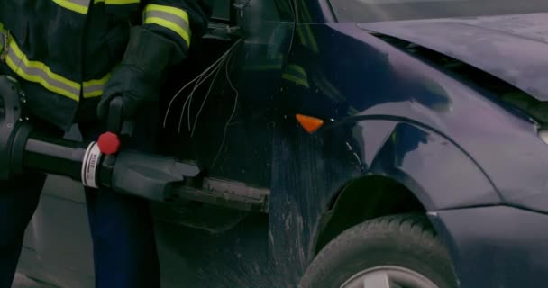 消防士の熟練したチームは 自動車に閉じ込められた人を正常に引き出し 彼らの英雄主義と正確さをハイステークス救助で示すために 専門的なツールと迅速な反応を採用しています — ストック動画