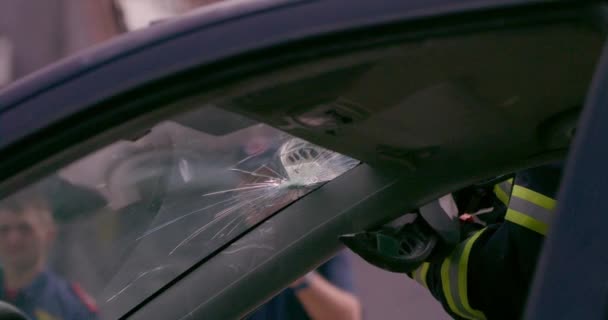 一队熟练的消防员运用专门的工具和快速反应成功营救了被困在车里的人 展现了他们的英雄气概和精明能干 — 图库视频影像
