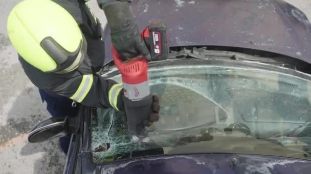 消防士の熟練したチームは 自動車に閉じ込められた人を正常に引き出し 彼らの英雄主義と正確さをハイステークス救助で示すために 専門的なツールと迅速な反応を採用しています — ストック動画