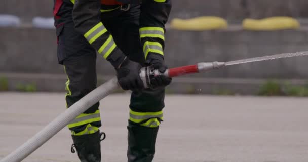 Ein Spezielles Team Von Feuerwehrleuten Greift Sich Schläuche Aus Einem — Stockvideo