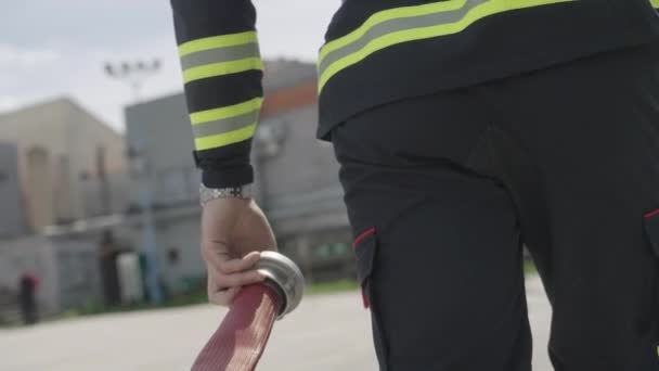 Specjalny Zespół Strażaków Chwyta Węże Wozu Strażackiego Wyrusza Niebezpieczną Misję — Wideo stockowe