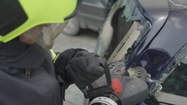 Yetenekli itfaiyecilerden oluşan bir ekip, özel araçlar ve hızlı tepkiler kullanarak bir arabanın içinde mahsur kalan kişiyi kurtarır. Yüksek bahisli bir kurtarma operasyonunda kahramanlıklarını ve hassasiyetlerini gösterirler.