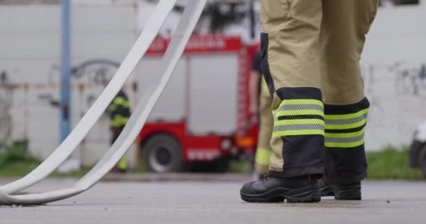 Специальная Команда Пожарных Хватает Шланги Пожарной Машины Отправляется Опасную Миссию — стоковое видео