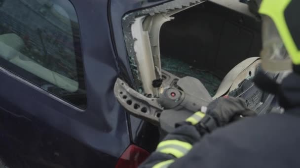 一队熟练的消防员运用专门的工具和快速反应成功营救了被困在车里的人 展现了他们的英雄气概和精明能干 — 图库视频影像