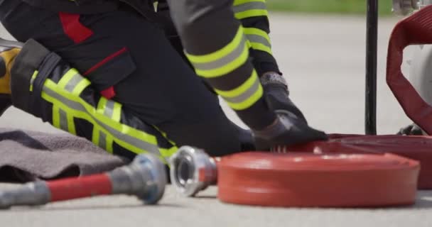 一队消防员迅速准备好水管 展示了他们为准备危险的灭火任务而做出的紧急反应 强调了他们对消防和安全的承诺 — 图库视频影像