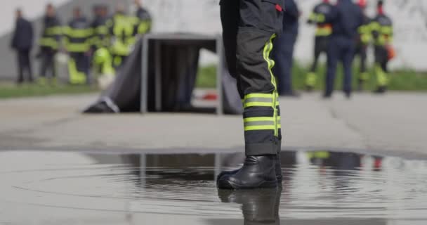 Ein Professioneller Feuerwehrmann Wird Gesehen Wie Nach Einem Gefährlichen Einsatz — Stockvideo