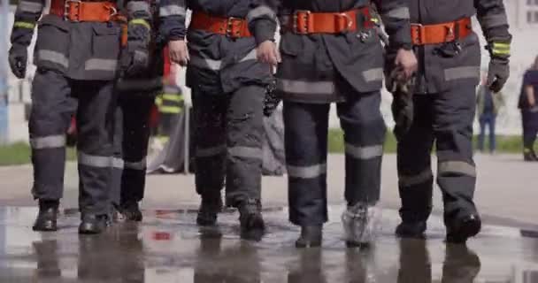 Specialiserad Brandbekämpningsenhet Utrustad Med Särskild Klädsel Och Avancerad Utrustning Ger — Stockvideo