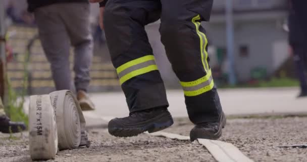 Une Équipe Spéciale Pompiers Saisit Des Tuyaux Camion Pompiers Entreprend — Video